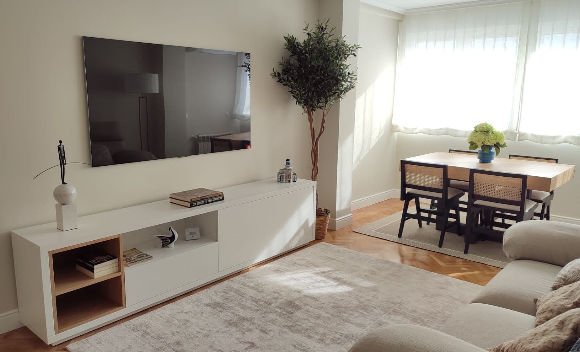 Mueble fabricado a medida en madera y laca