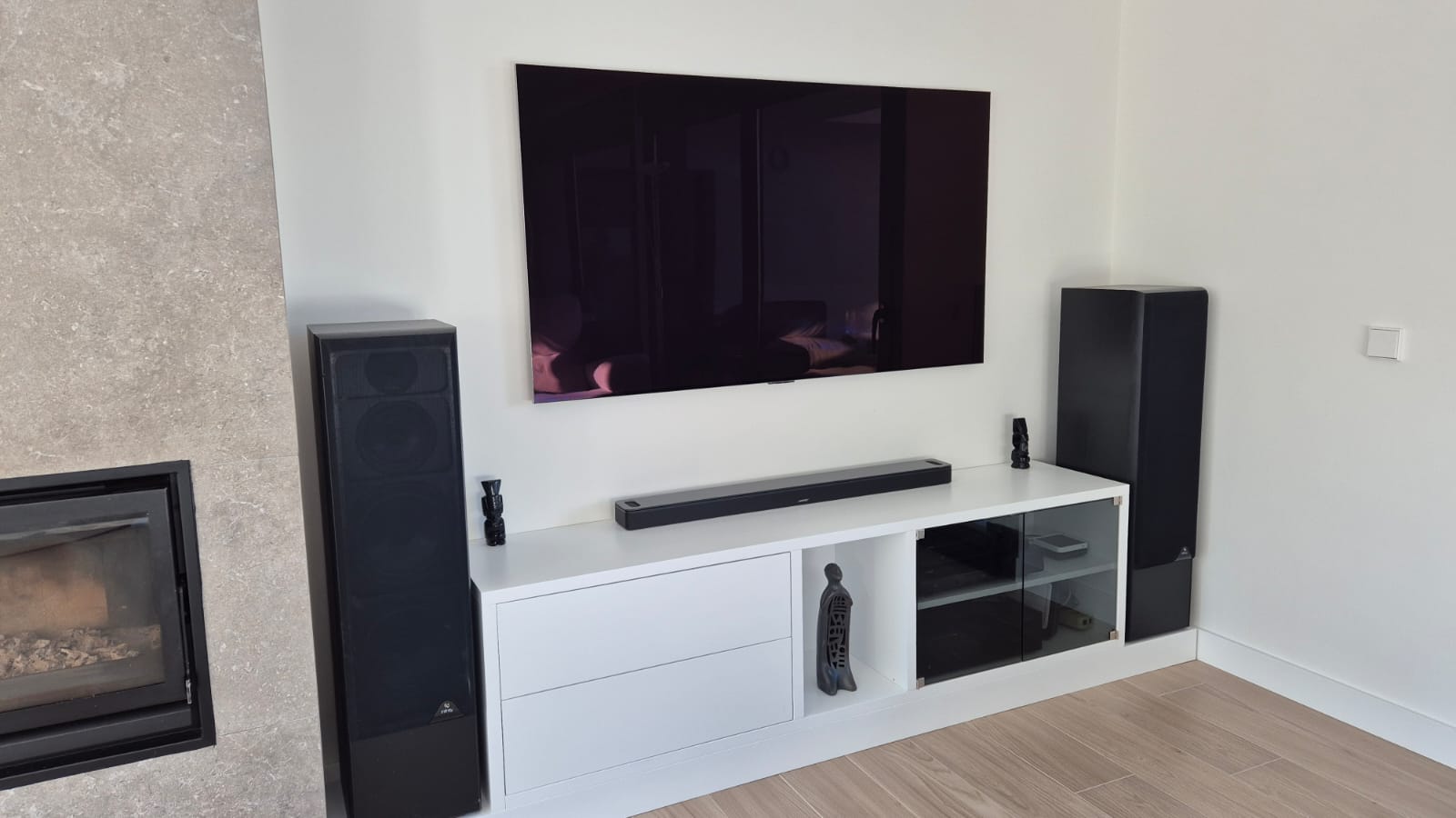 Mueble para TV lacado en blanco con base para altavoces