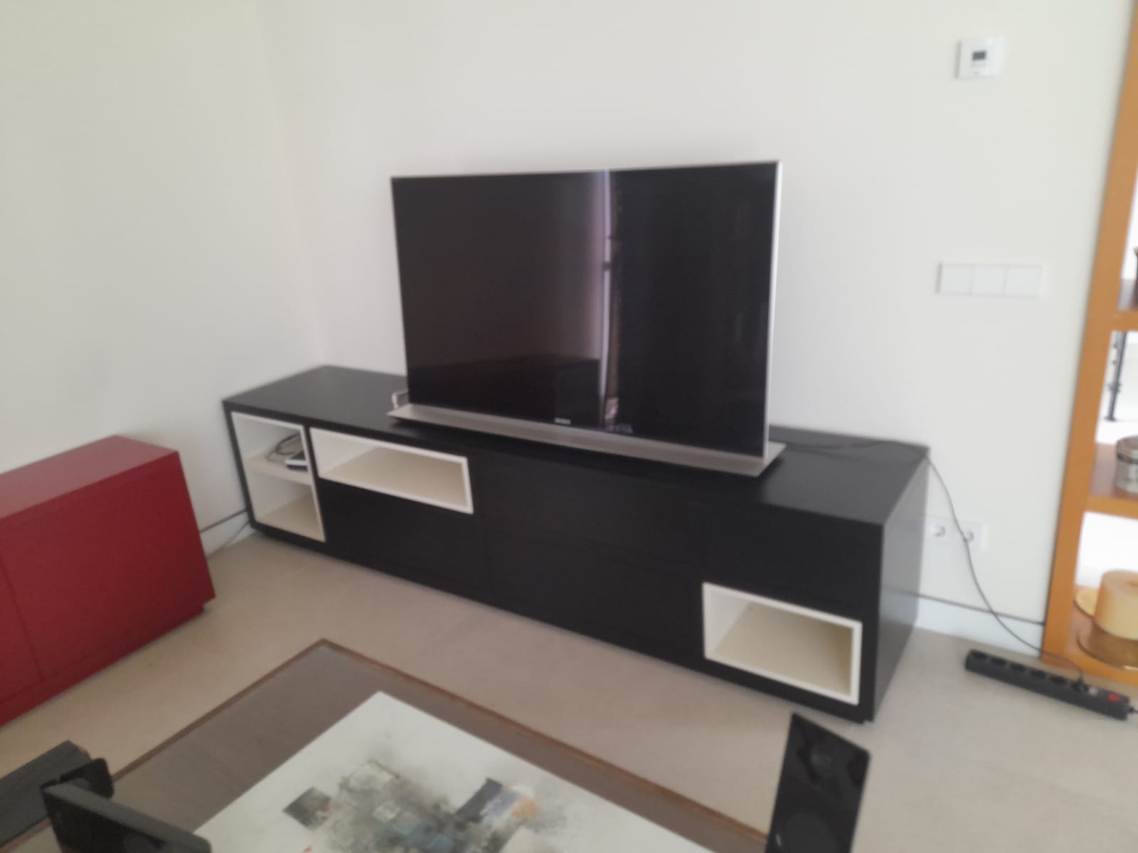 Mueble para TV fabricado a medida en laca de color negro