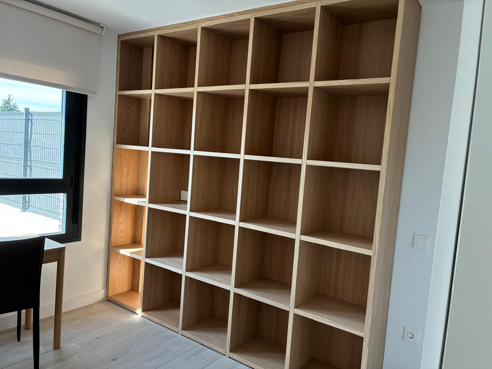 Libreria empotrada de madera
