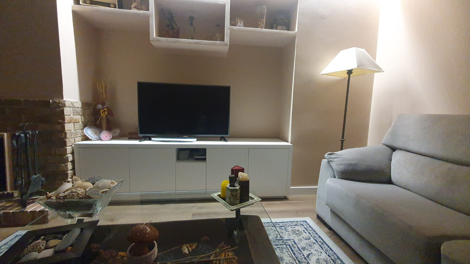 Mueble TV lacado en blanco
